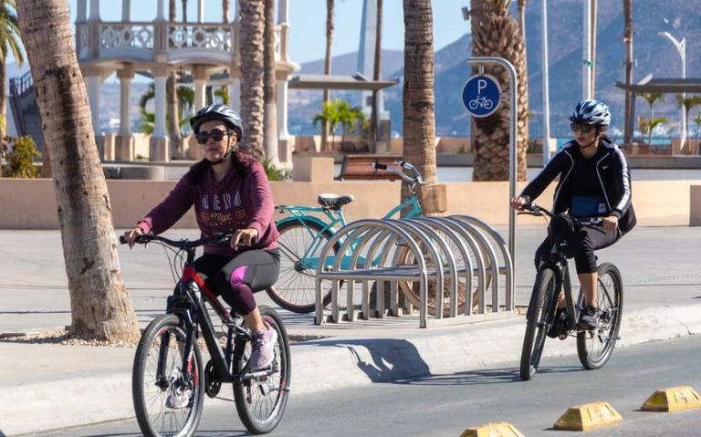 Pasear en bicicleta en el malec n la actividad favorita en esta